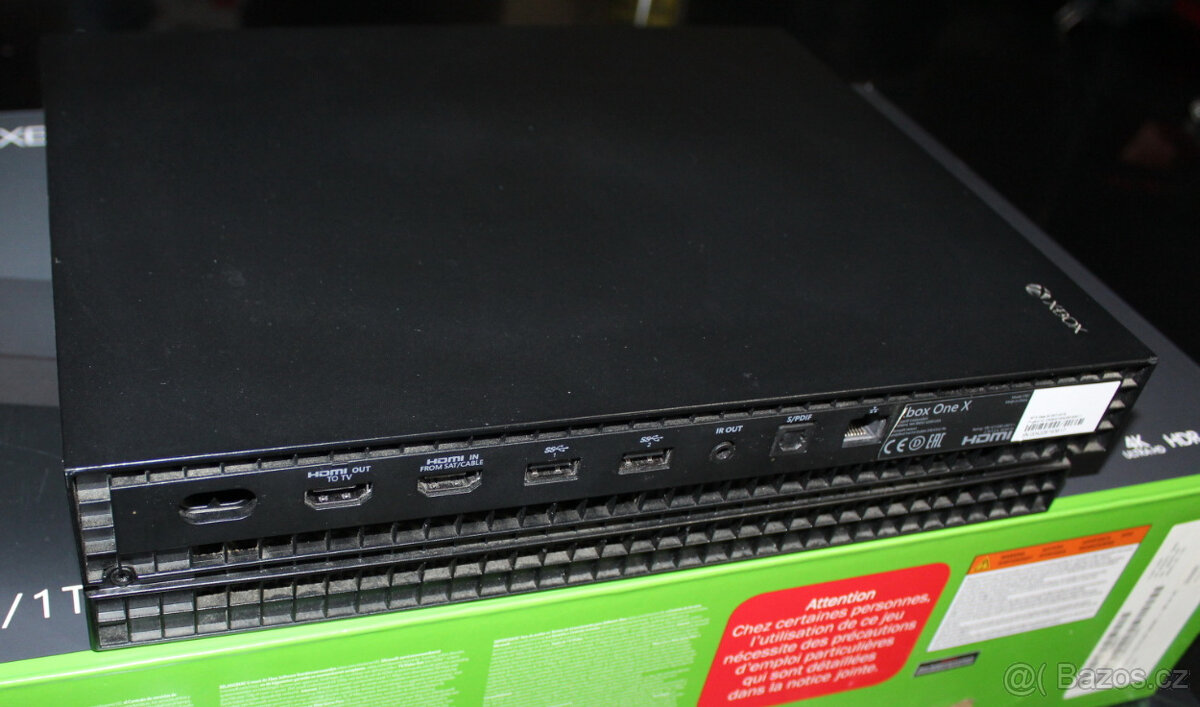Microsoft Xbox One X 1TB Antracit Black - kompletní balení - 3