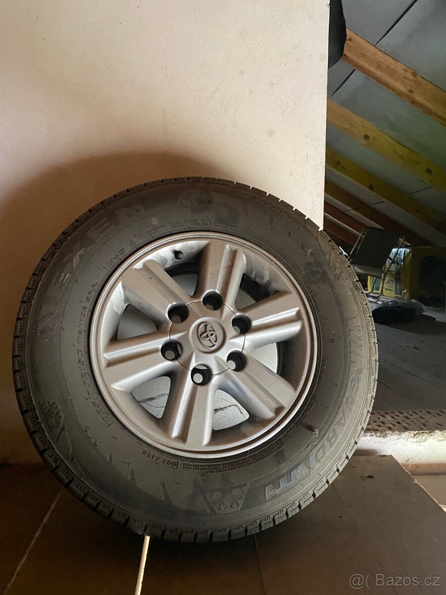 Toyota hilux littá kola s pneu