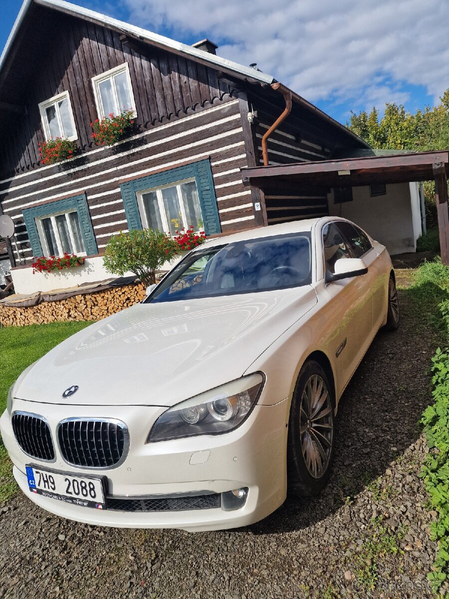 BMW 750i 4.4 V8 bi-turbo F01 2009 - 3