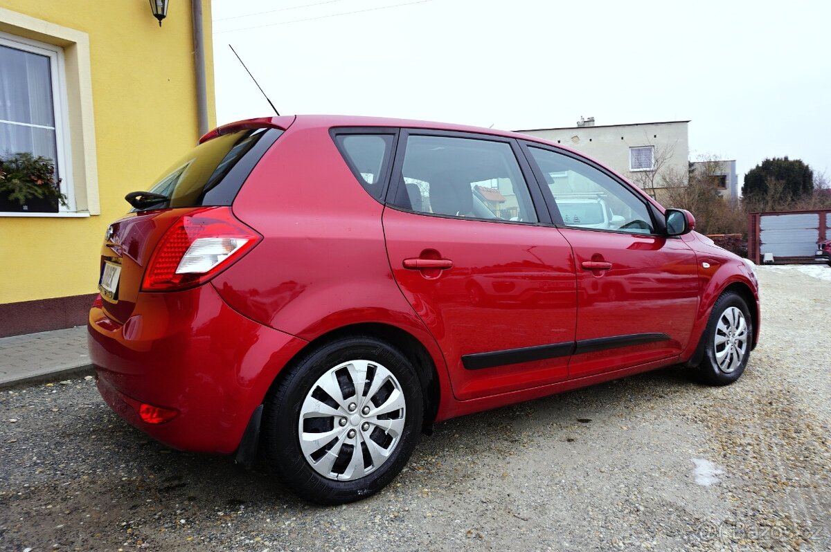 Kia Ceed 1,4 16V 66 kW 2010 HATCHBACK - 3