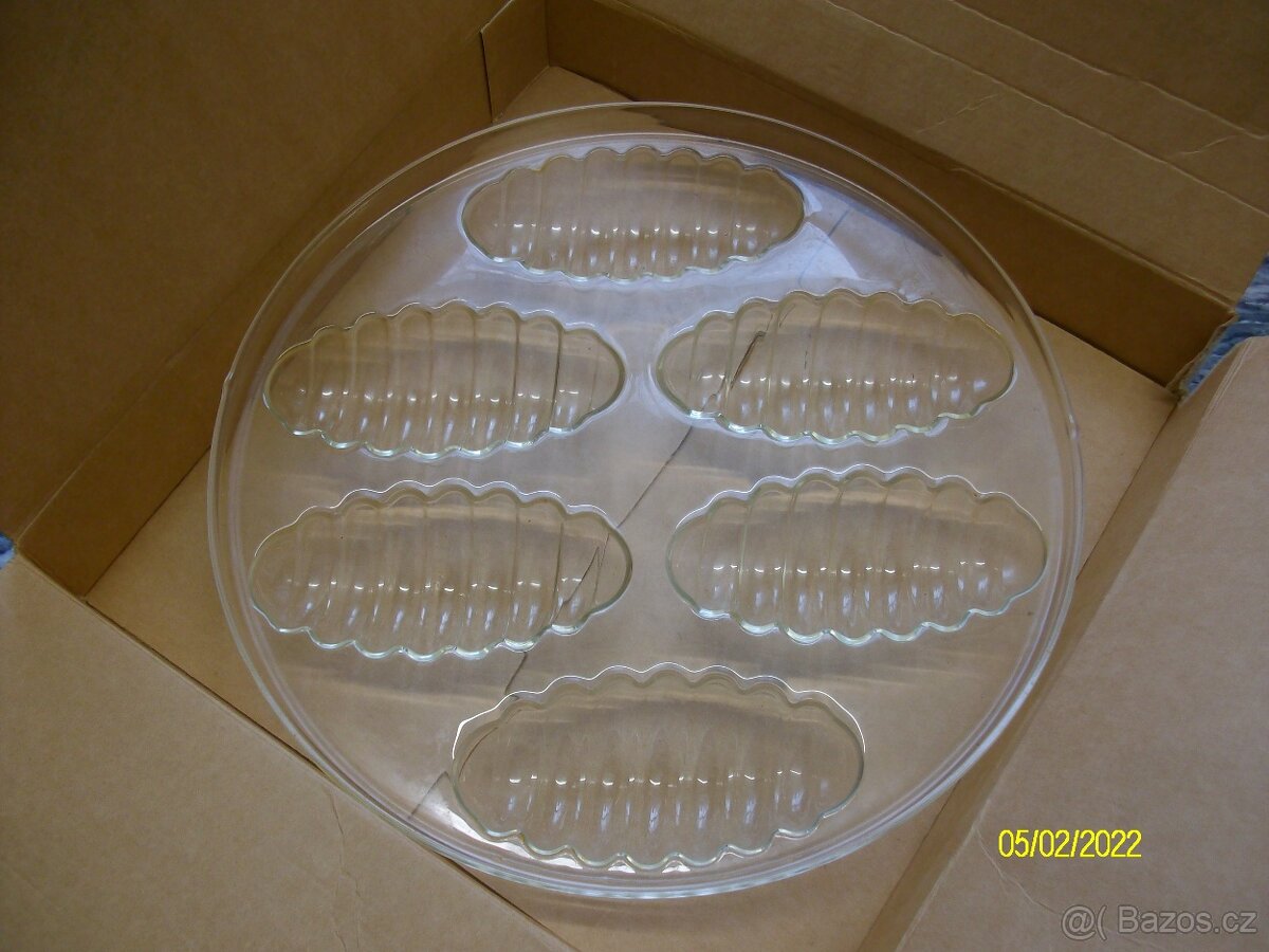 sada skleniček ve stojánku, poklice a forma na řepánky - 3