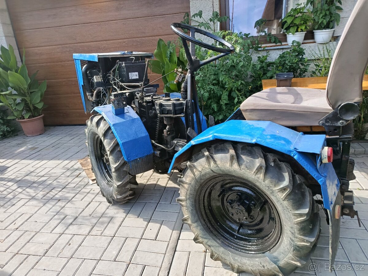 KLOUBOVÝ MALOTRAKTOR 4X4 - 3