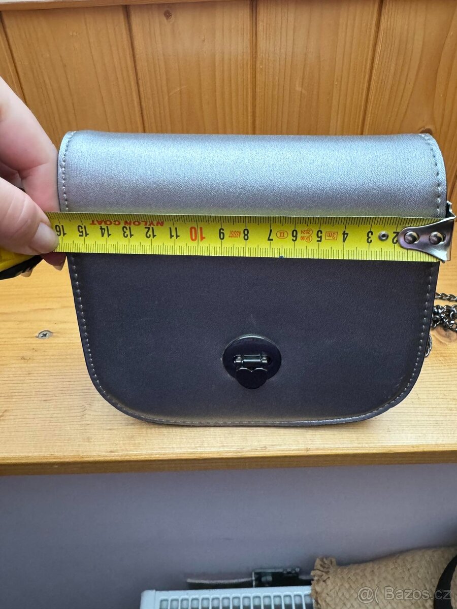 Stříbrná kabelka - 3