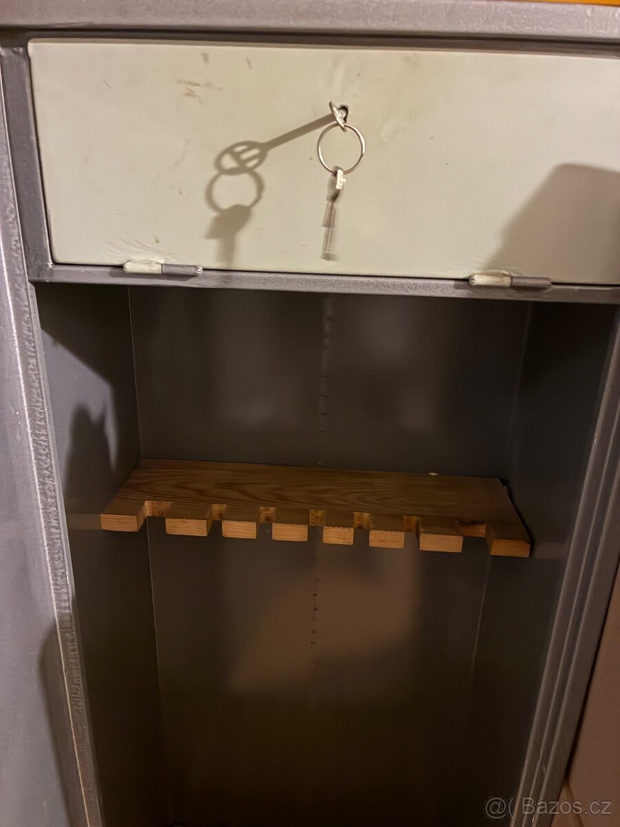 Plechová uzamykatelná skříň na lovecké z - 3