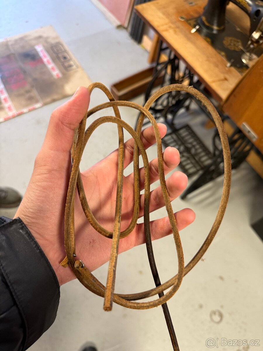 Starý šicí stroj - 3