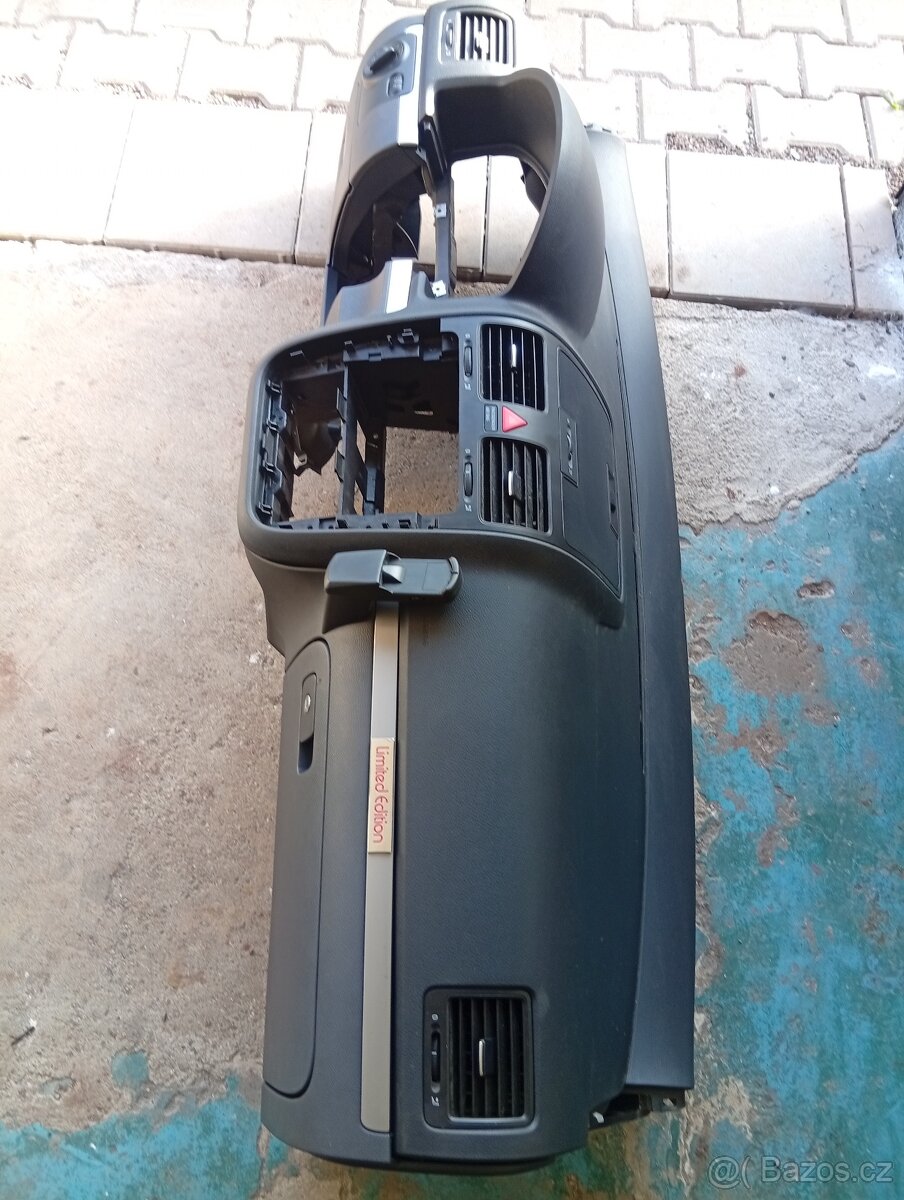 Prodám přístrojovou desku ,palubovou desku na VW golf 5 ,200 - 3