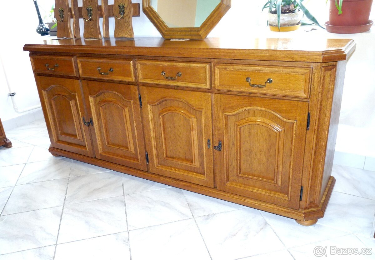 čtyřdveřová komoda se šuplíky v rustikálním stylu - 3