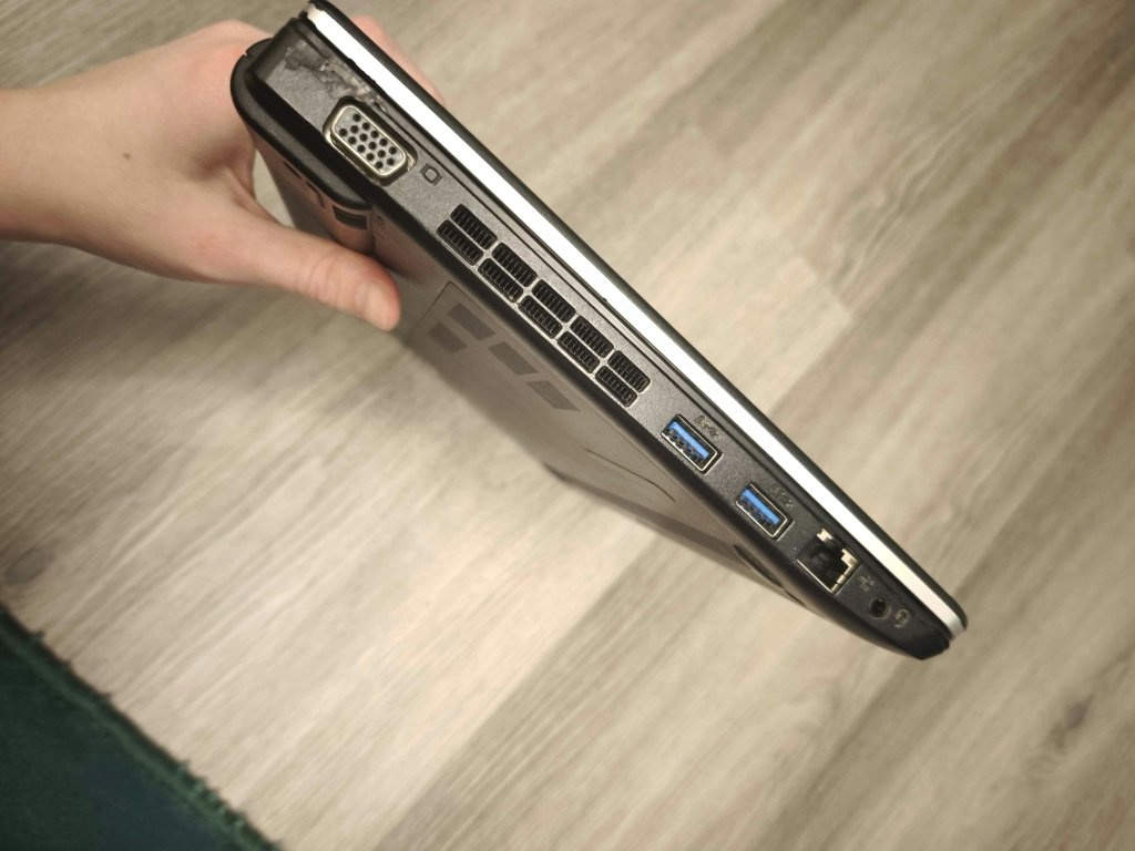 Lenovo ThinkPad (notebook) + pouzdro Dicota - 3