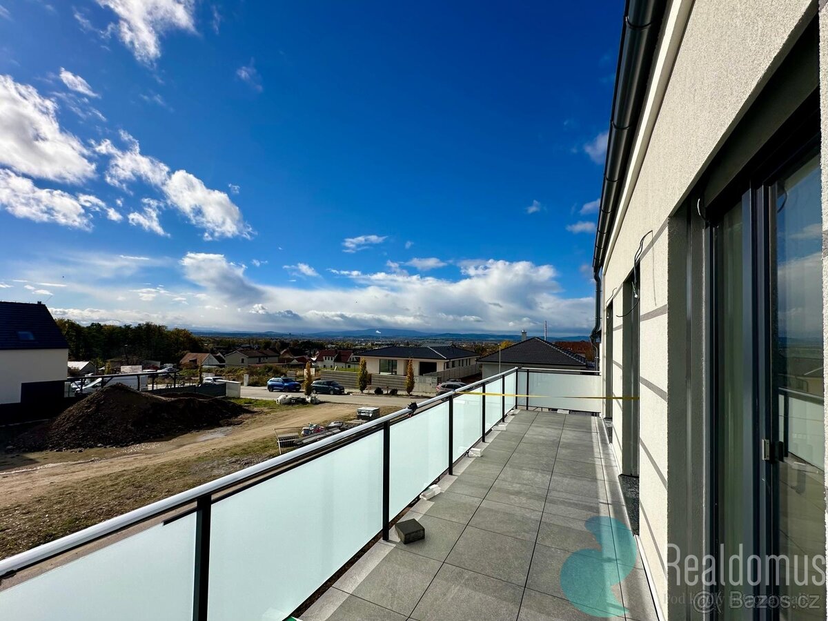 Byt 4+kk, 99m2, balkón 20,9m2, 2 parkovací stání, zahradní d - 3