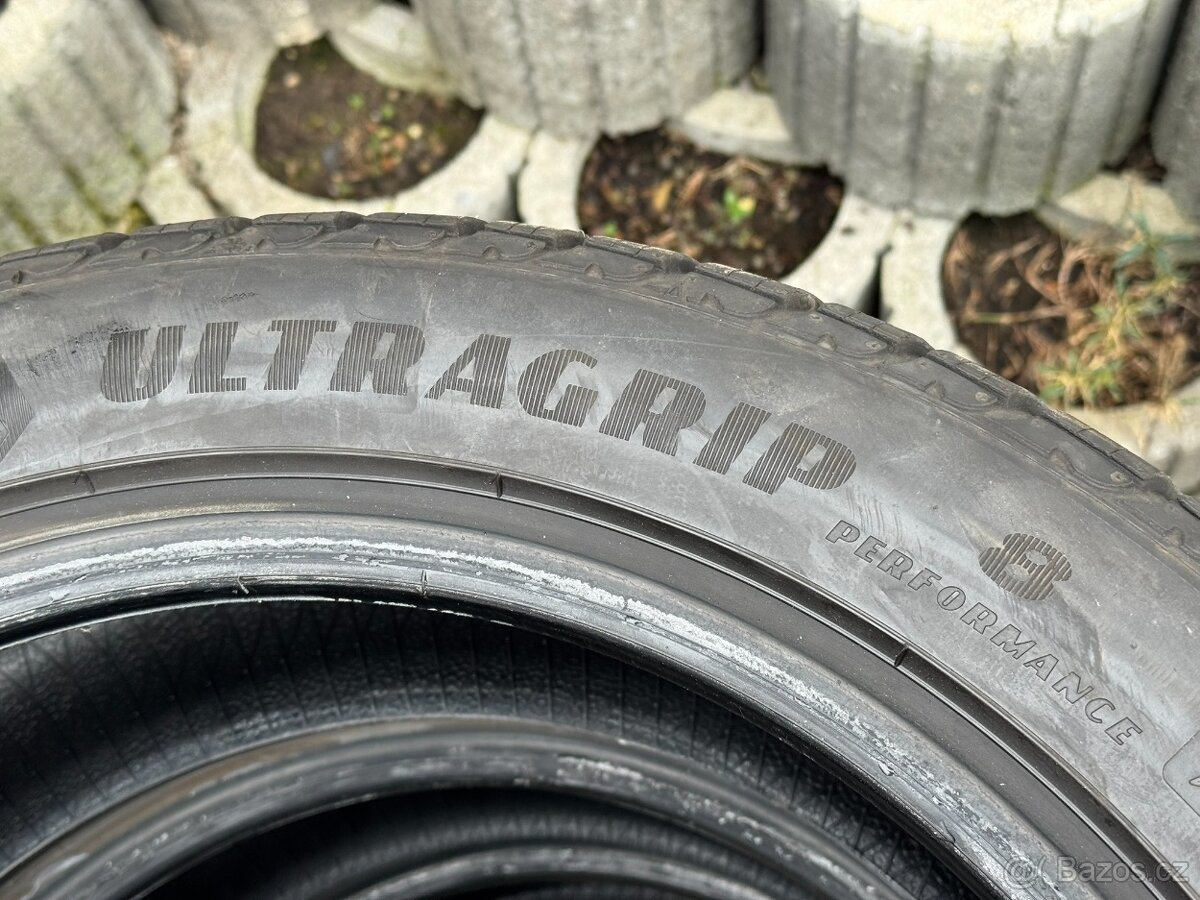 245/45 R18 - 3