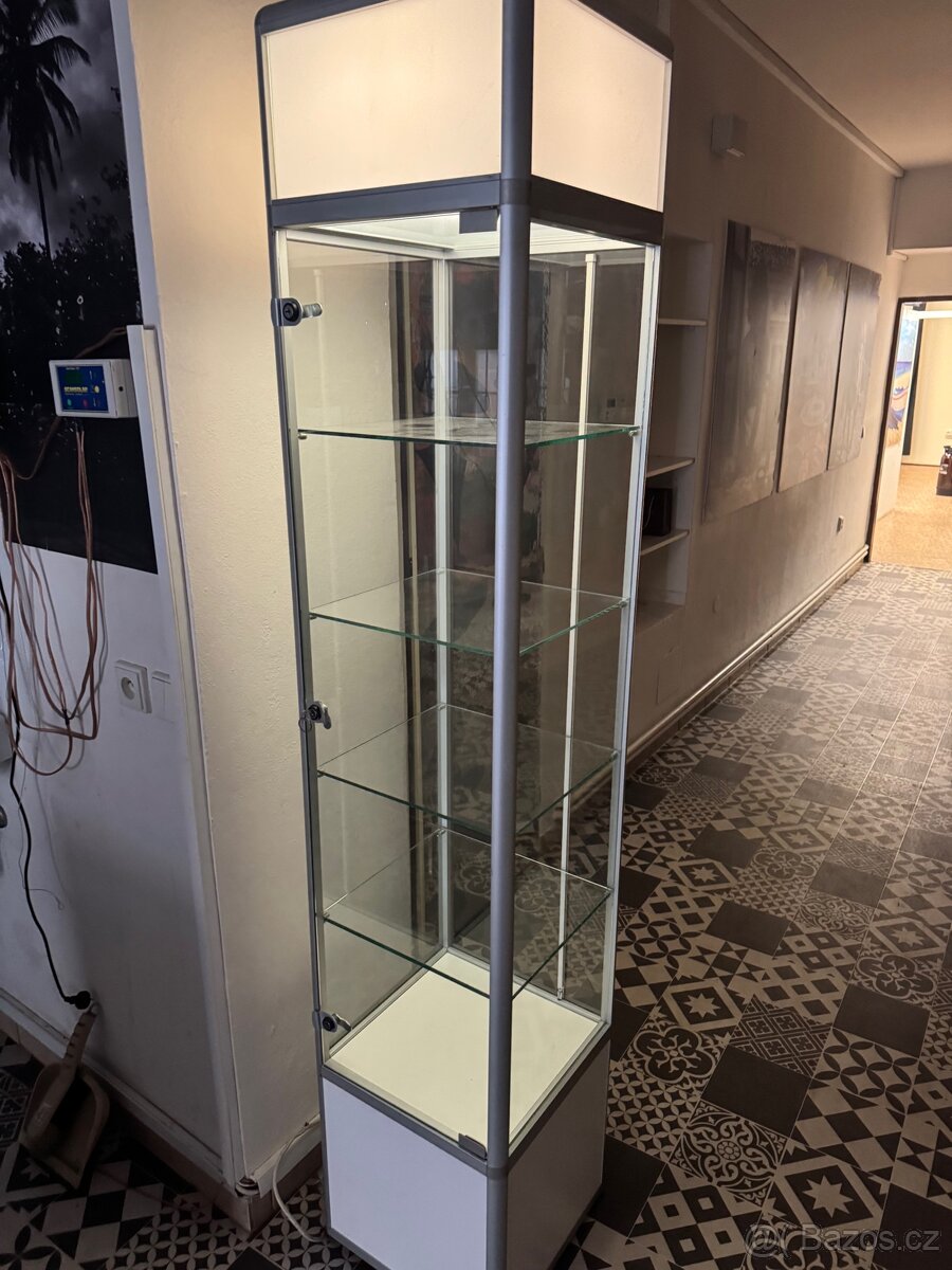 Prodám vitrínu, prosklená, osvětlená - 3