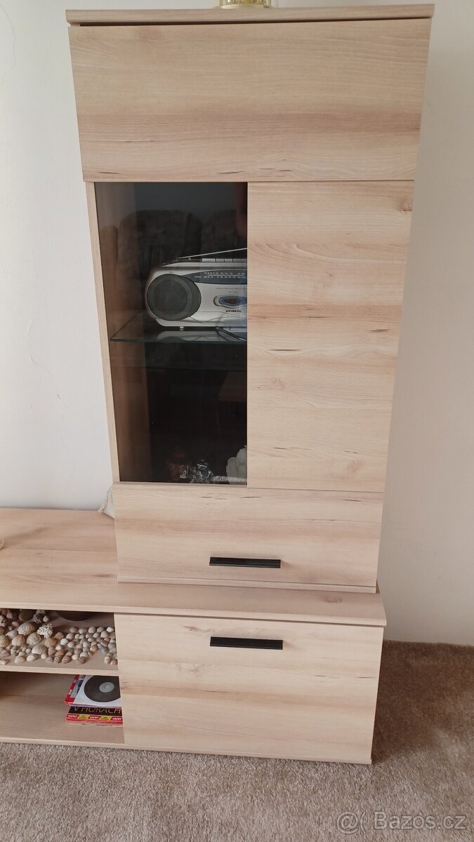 Obývací stěna s prosklenými skříňkami - 3
