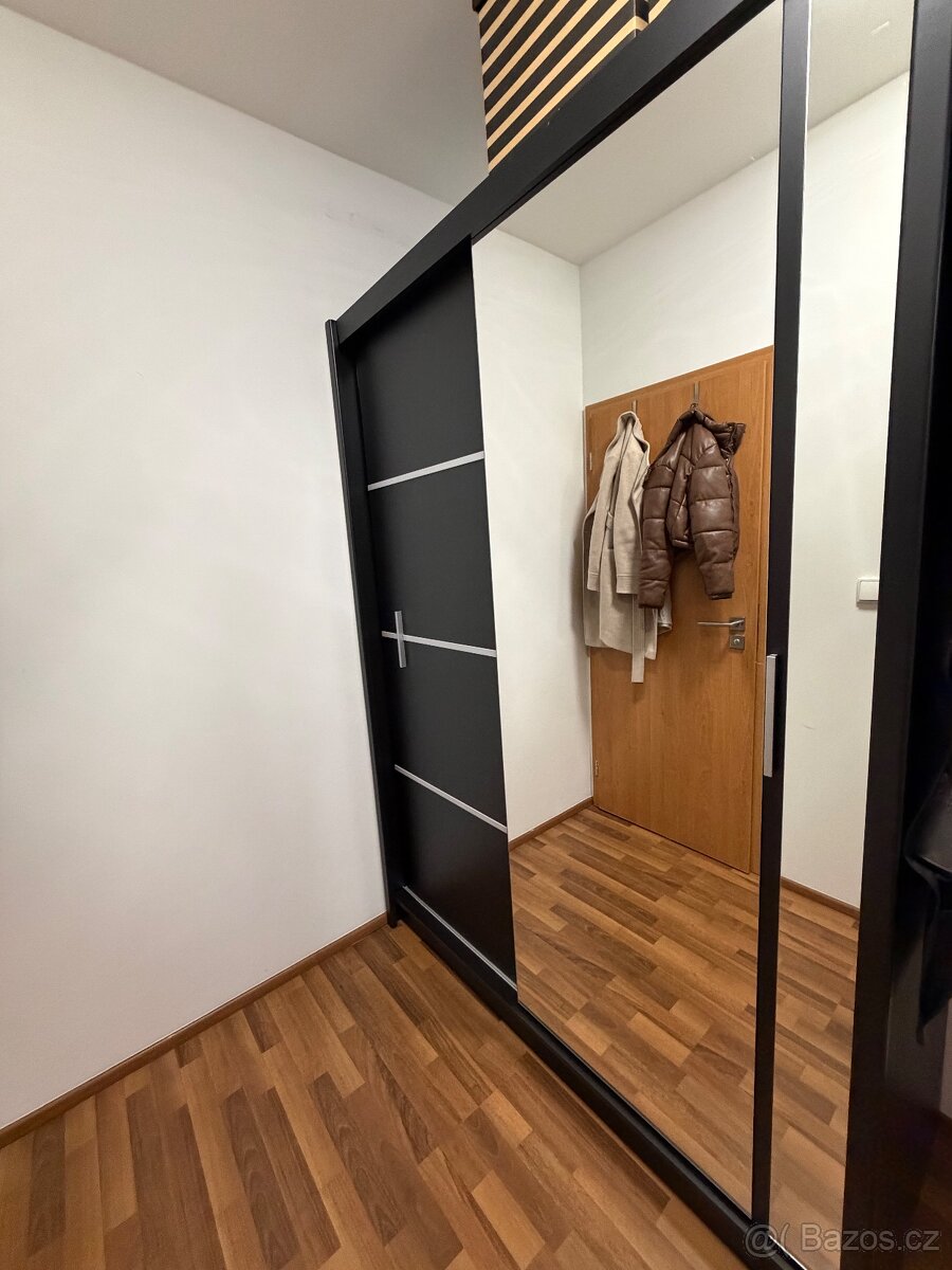 Šatní skříň se zrcadlem - 3