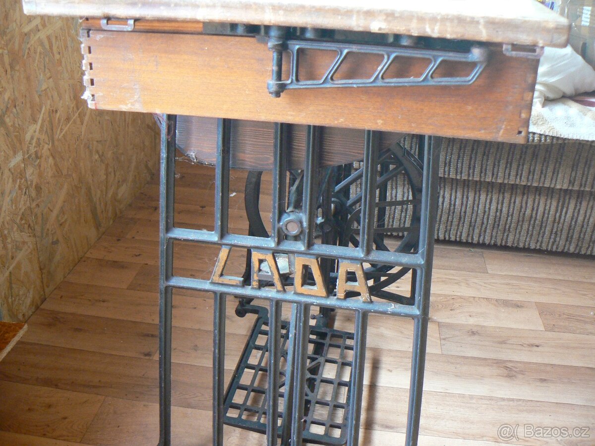 šicí stroj Lada - 3