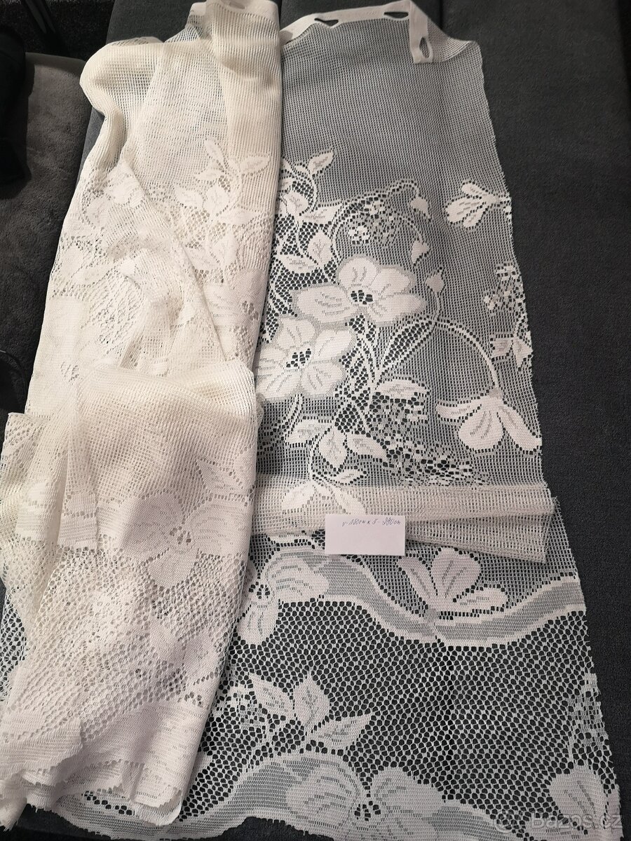 Záclony, červené závěsy, ubrus. - 3