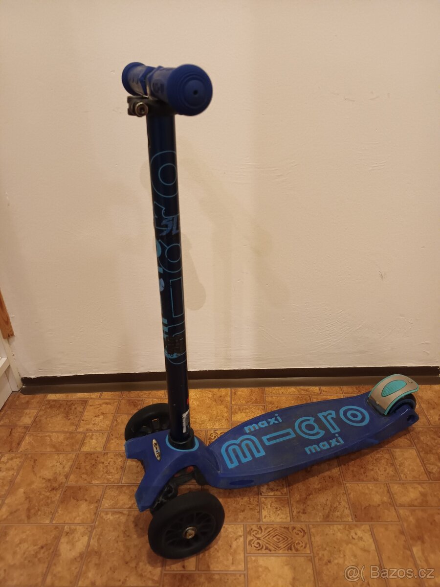 Modrá koloběžka Micro Maxi Deluxe - 3