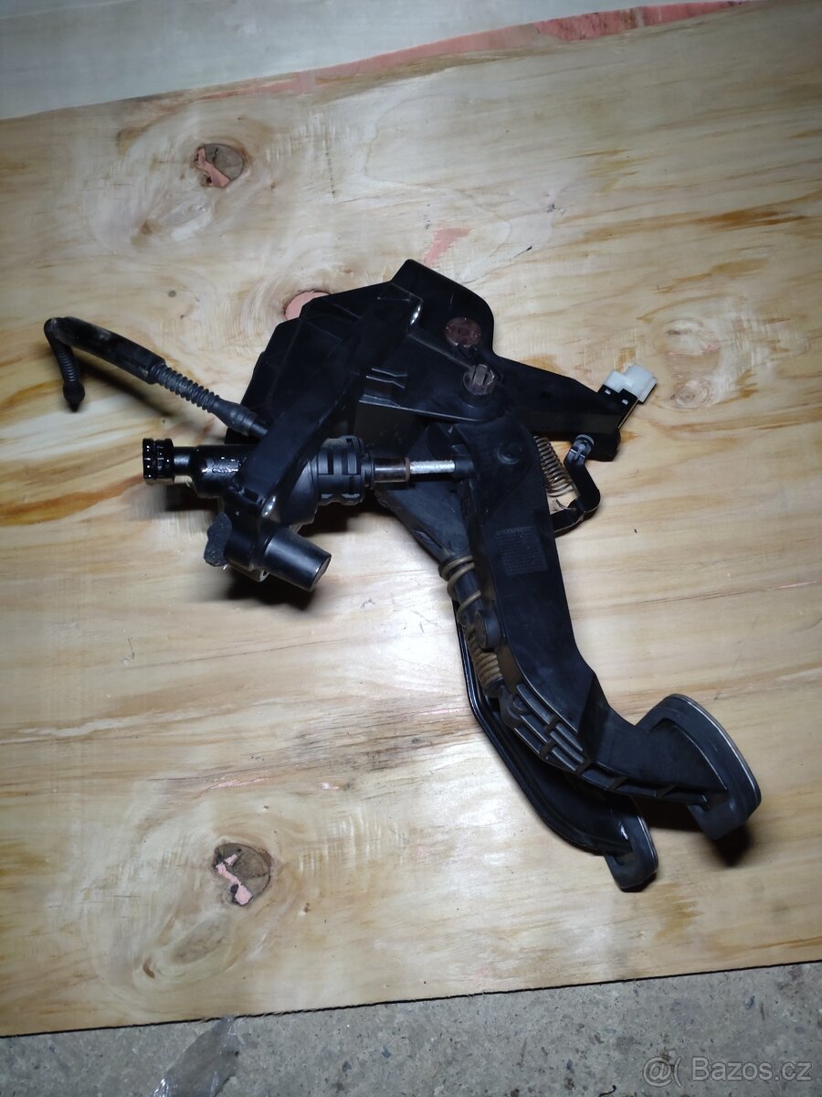 Spojkový a brzdový pedál - 3