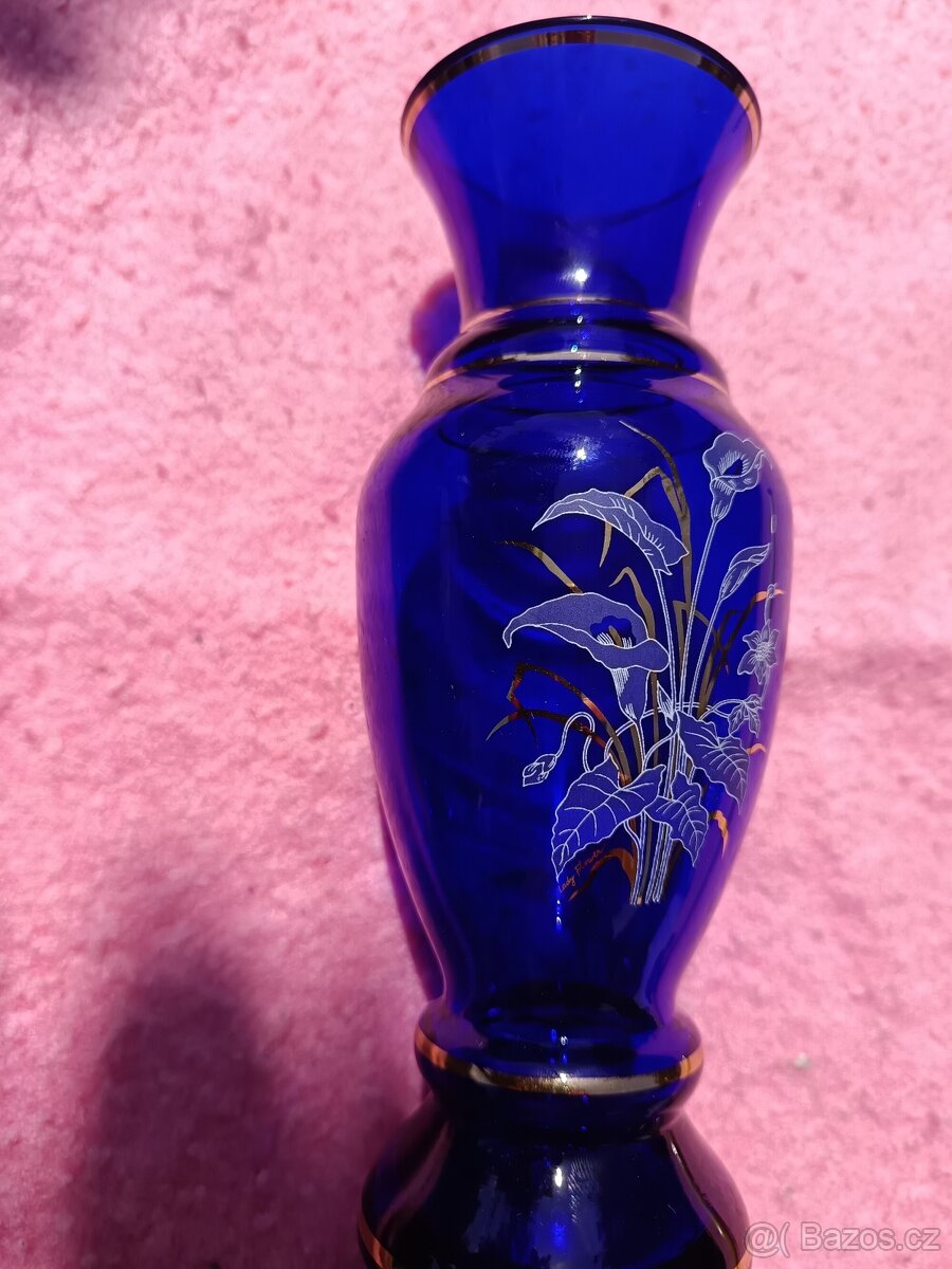 Modrá skleněná váza s květinami - 3