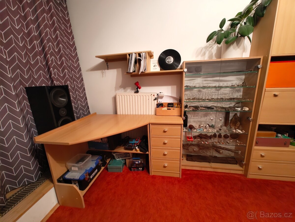 Nábytek z pokoje - 3