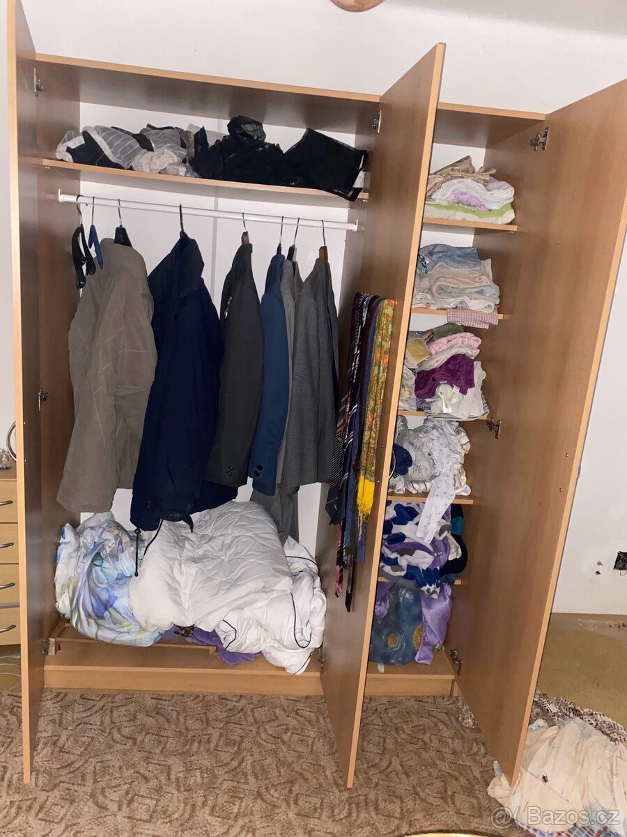 Prodám sedačku 3500 Kč + skříň 2500Kč viz foto. - 3