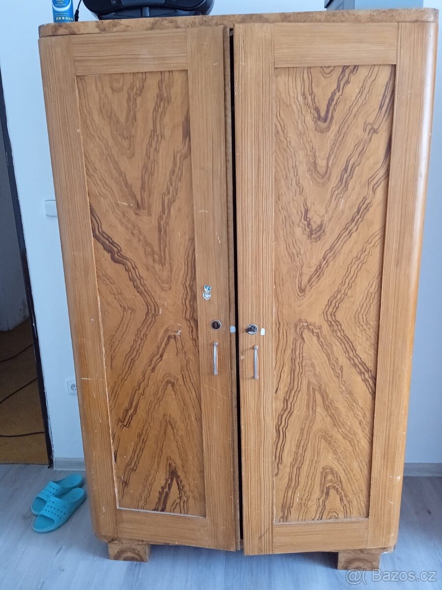 Retro skříně z masivu - 3