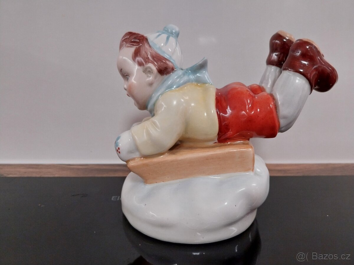 Chlapec na sáňkách - 3