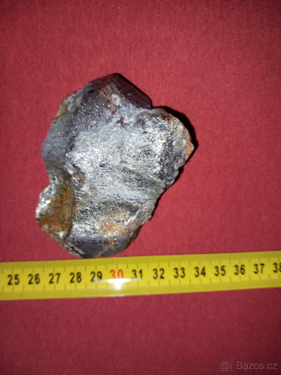 Minerál, nerost - granát almandin - 3