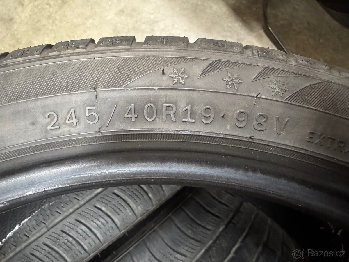pneu 245/40 R19 - 3