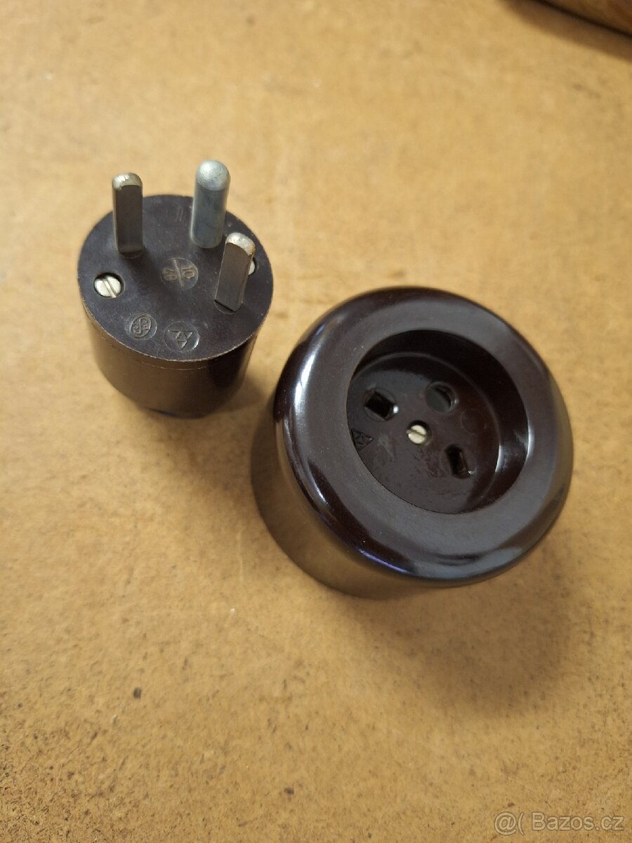 Atypické bakelitové zásuvky a vidlice s plochými kolíky - 3