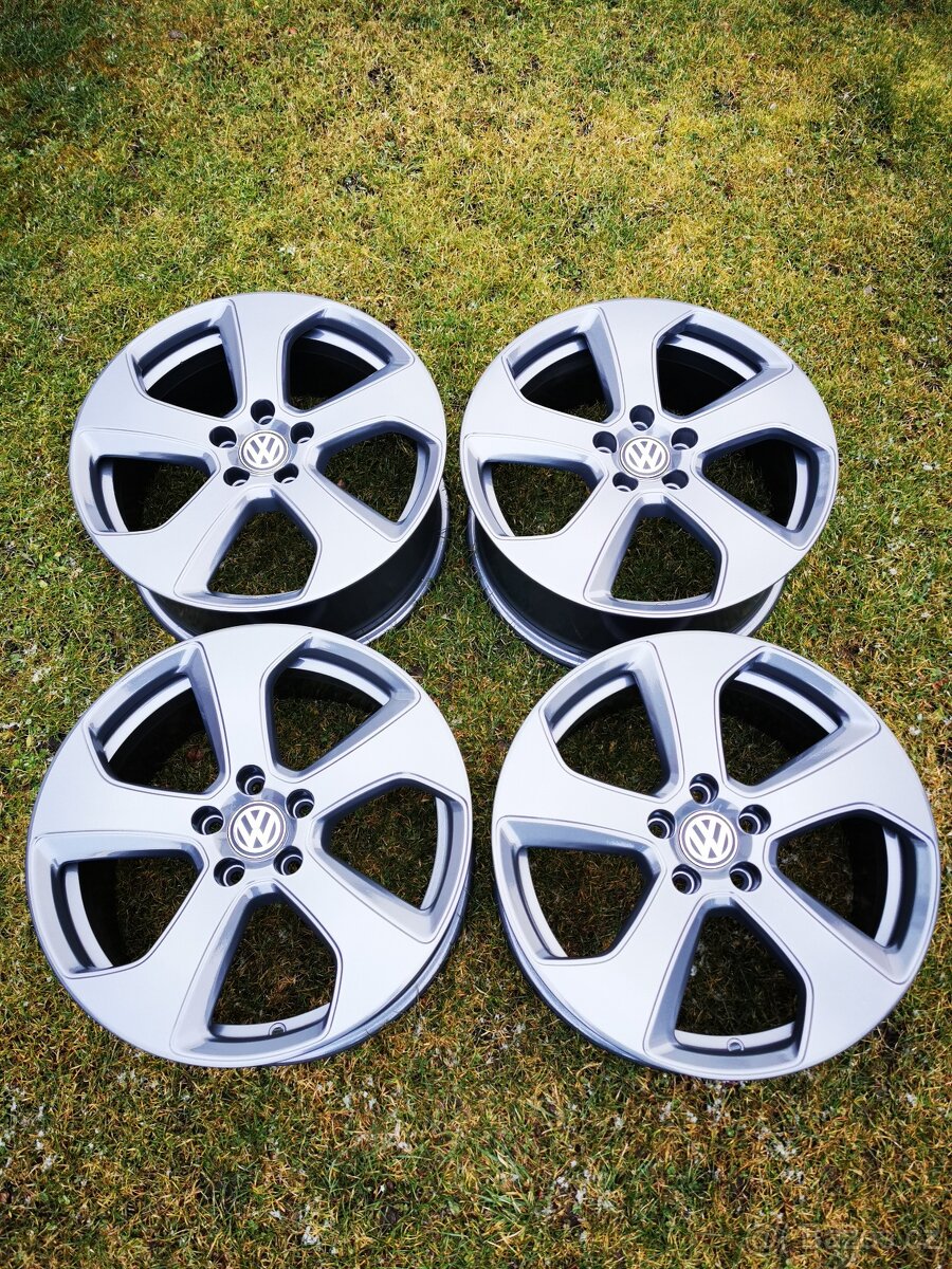 VW Golf GTI Austin - 3