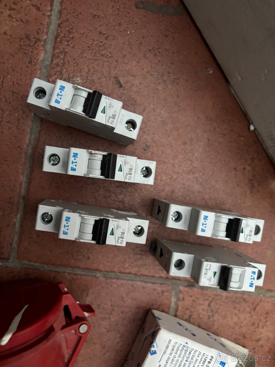 Rozvaděč,kabely,jističe,vypínače ,zásuvky NOVÉ - 3