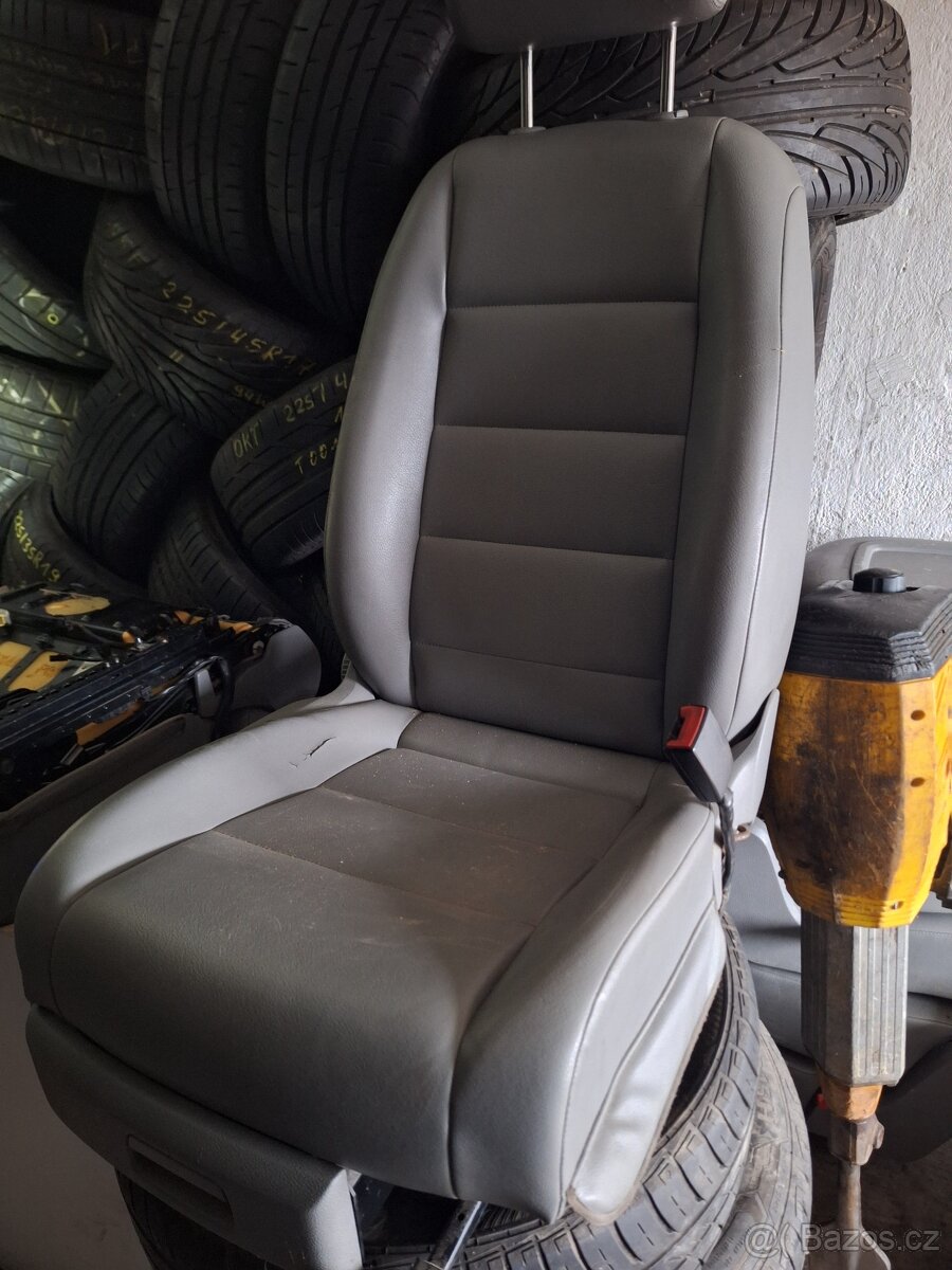Prodám kožené sadačky na VW Touran světlé šedé - 3
