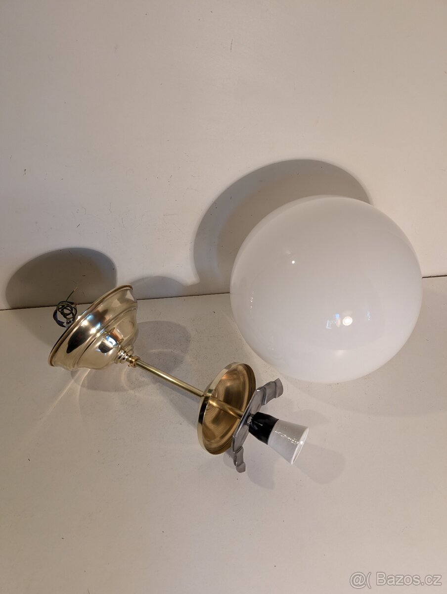 mosazný lustr, velká bílá koule 25 cm, až 3 ks - 3