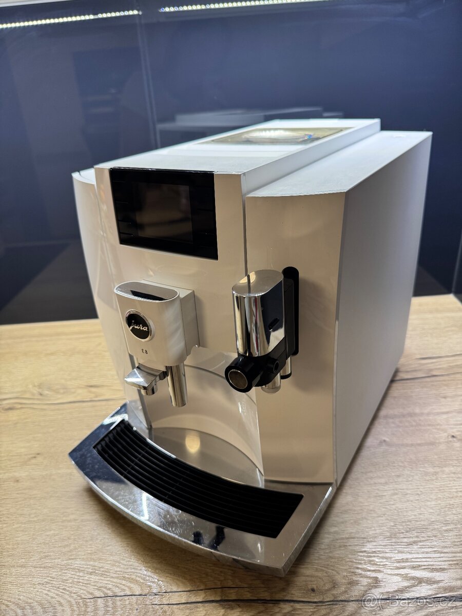 Kávovar Jura E8 - 3
