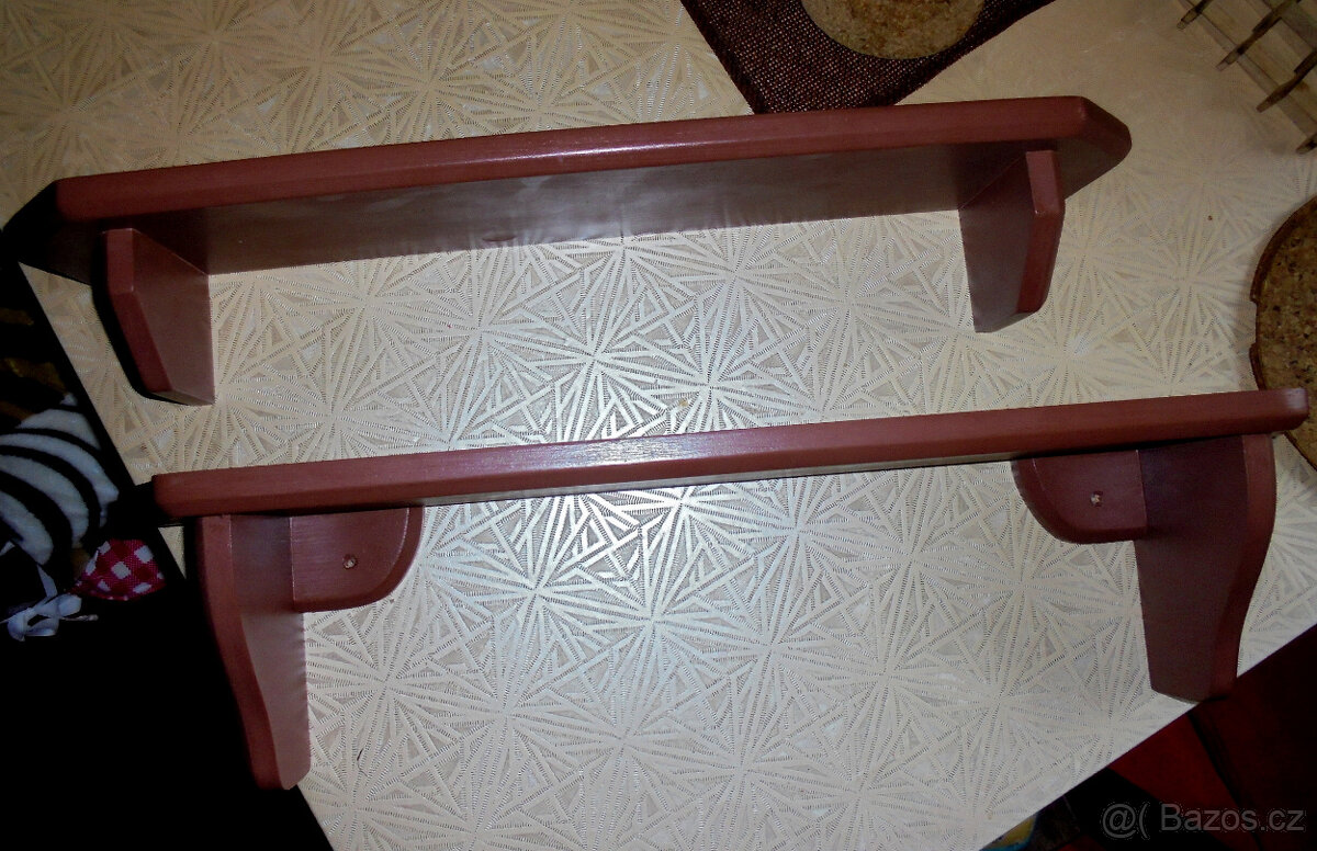 Polička masiv hnědá ozdobná, 2 různé typy - 3