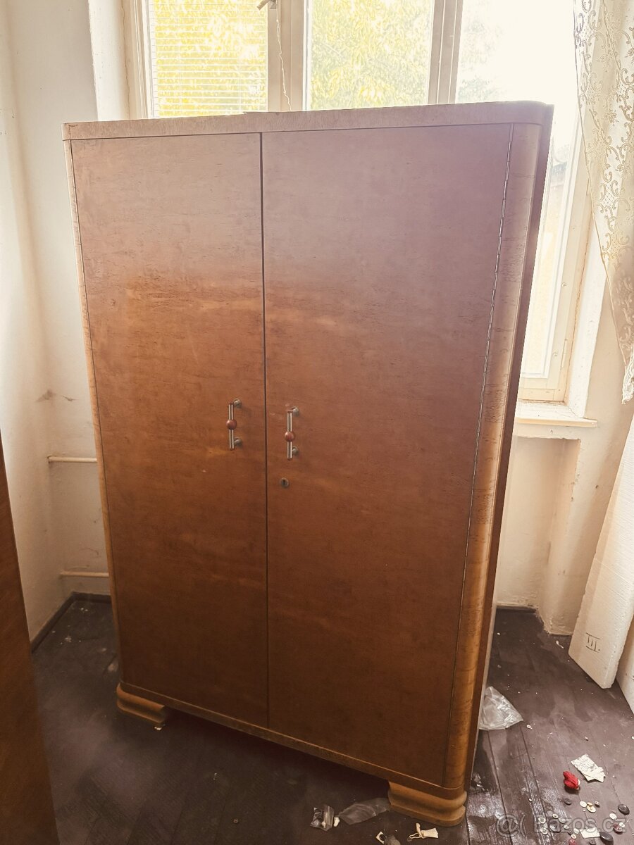 Prodej starožitných skříní a zrcadlové stěny - 3