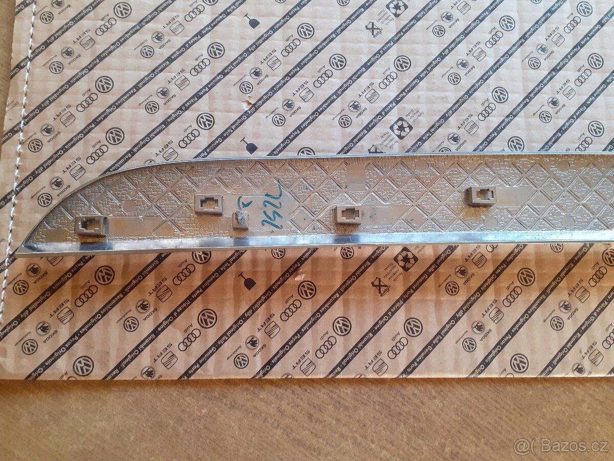 Levá zadní lišta Peugeot 2008 kód 9806404877 - 3