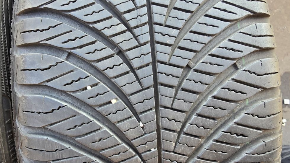 Celoroční pneu 215/55/17 Good Year - 3