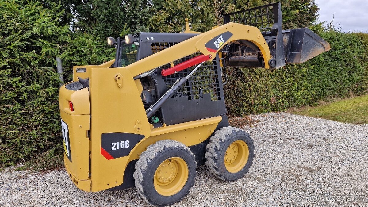 Smykový nakladač k pronájmu – CAT 3t, výhodné denní sazby - 3