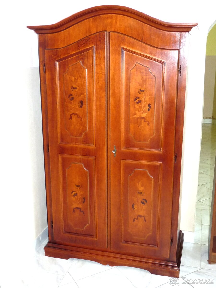 celodřevěná dvoudveřová šatní skříň - 3