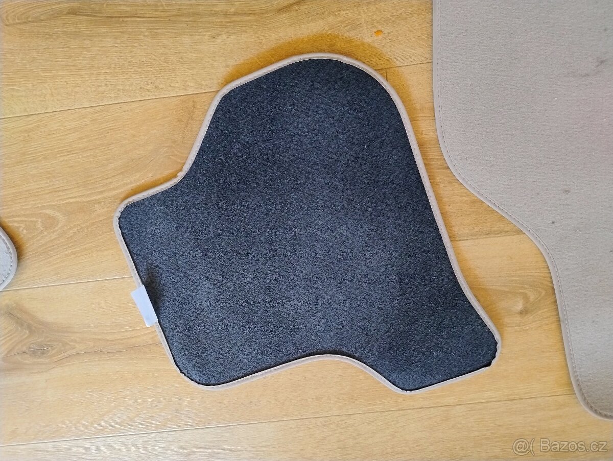 Octavia 2 - krásné koberečky, stínění - 3