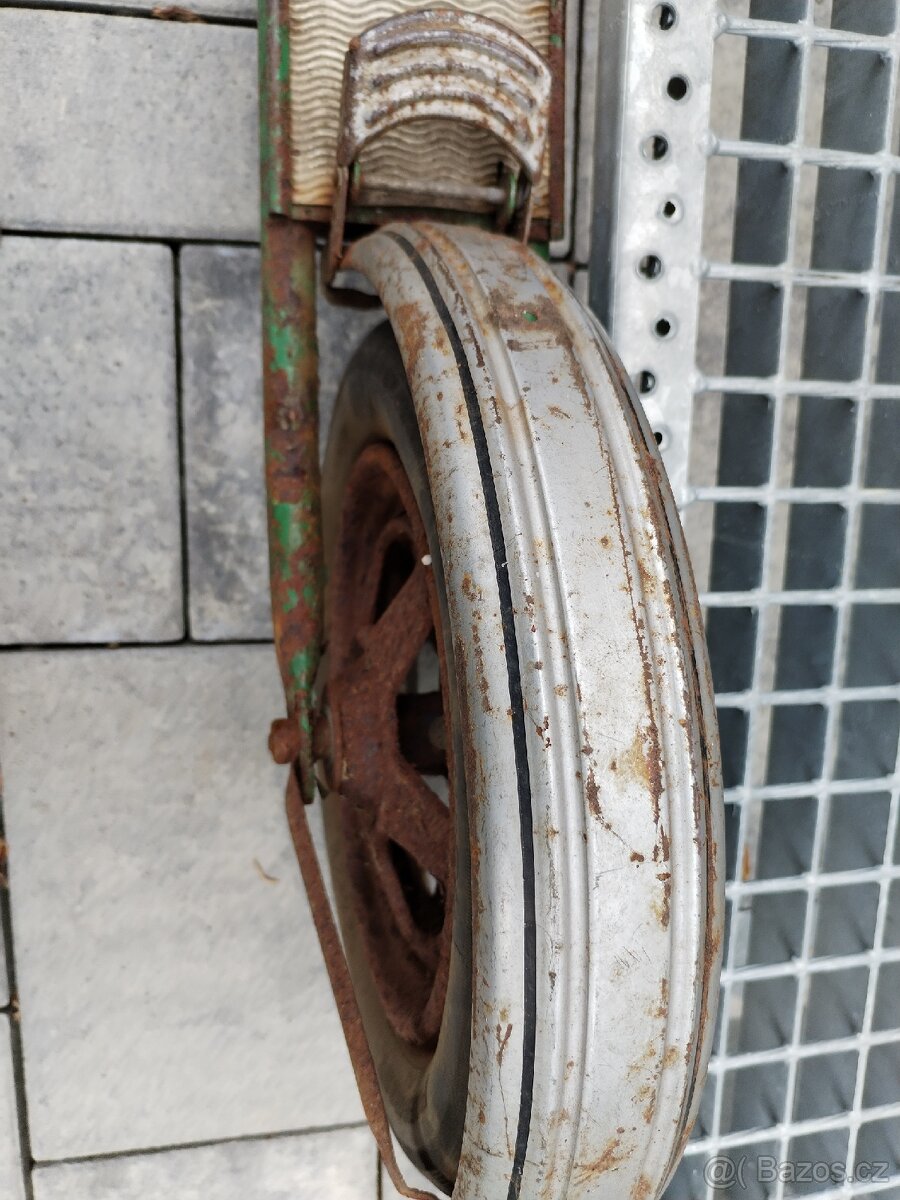 Stará retro dětská koloběžka - 3
