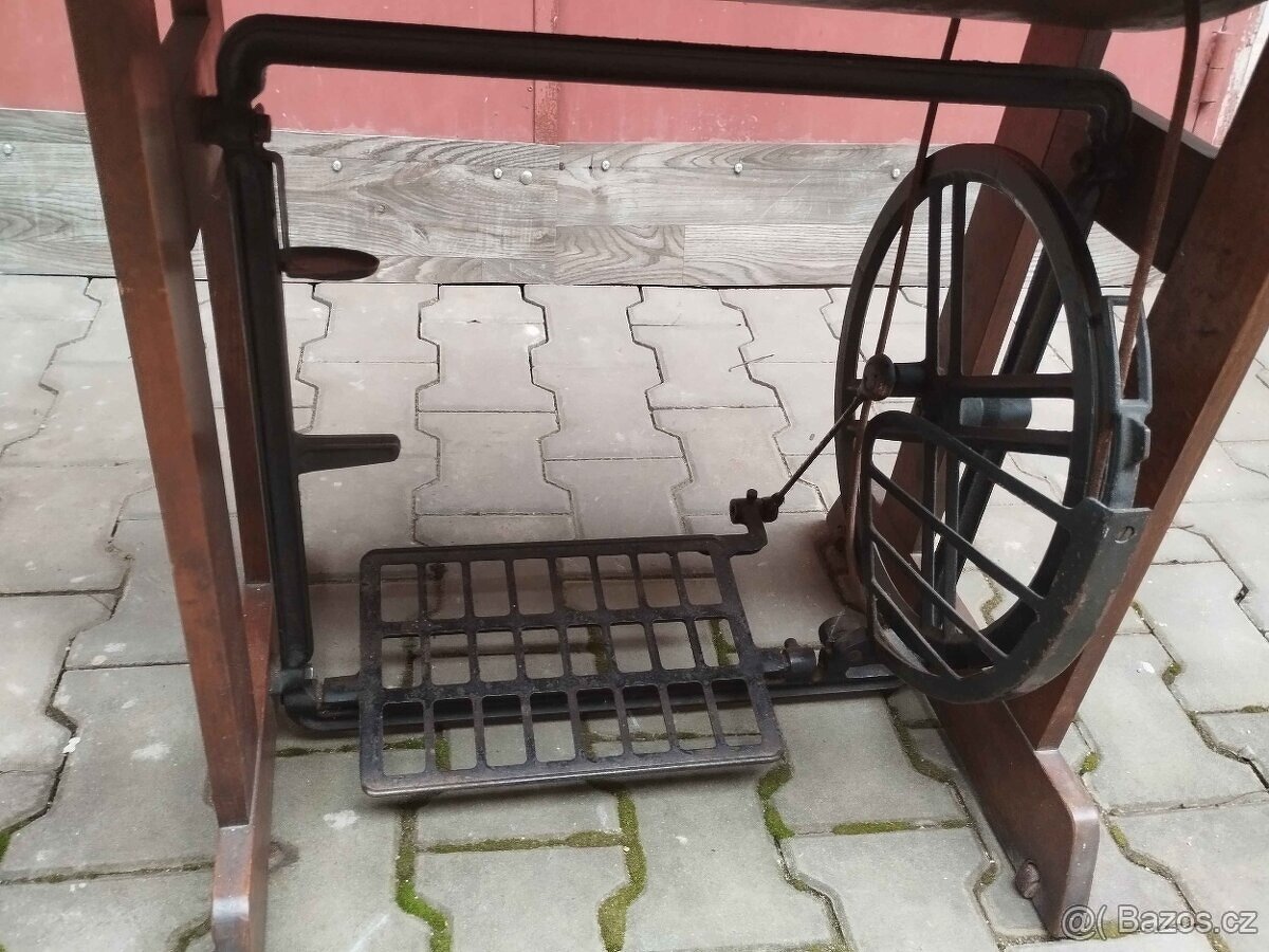 Šicí stroj LADA 121 - 3