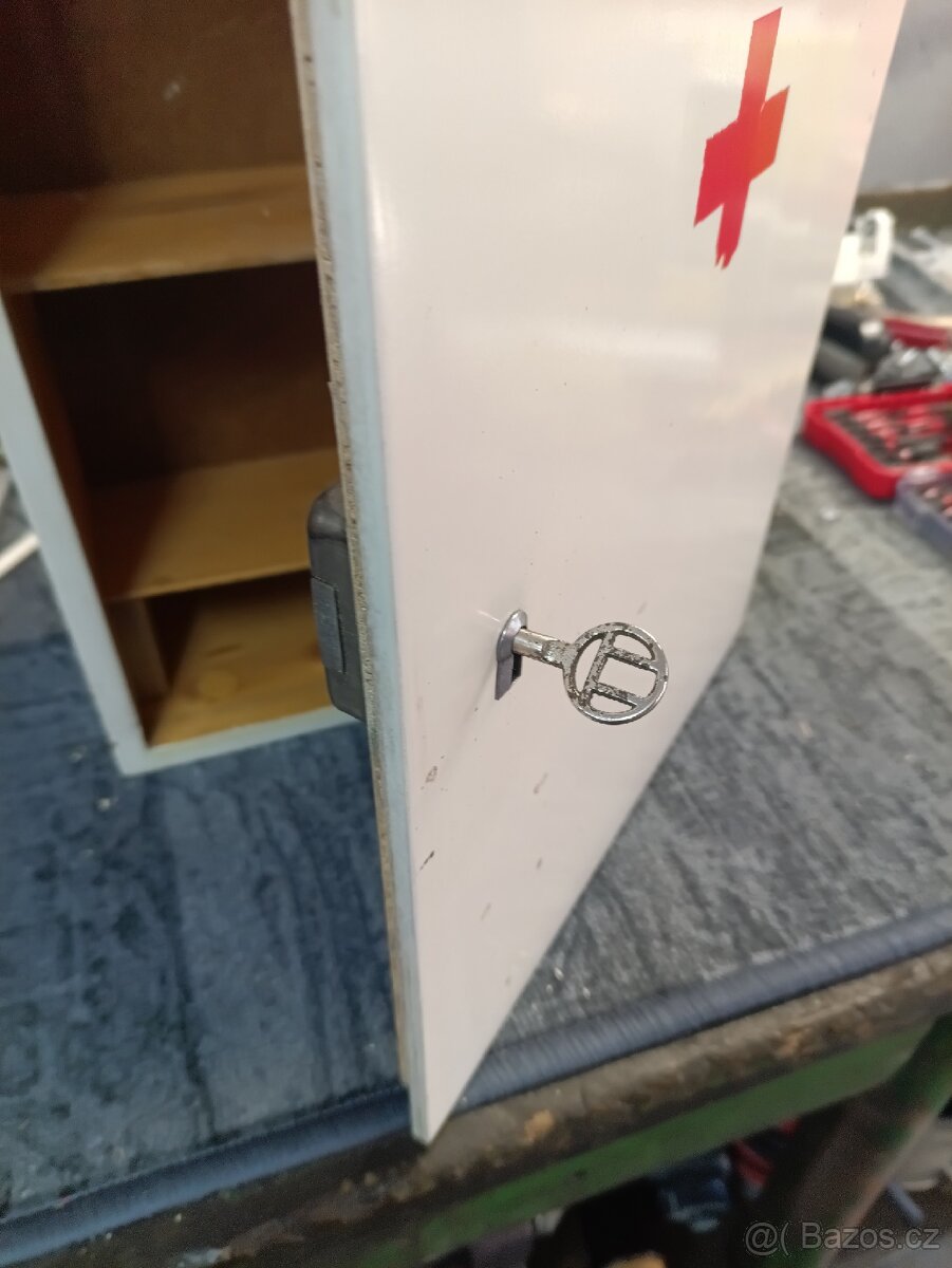 Stará lékárnička na zeď, lékárna - 3