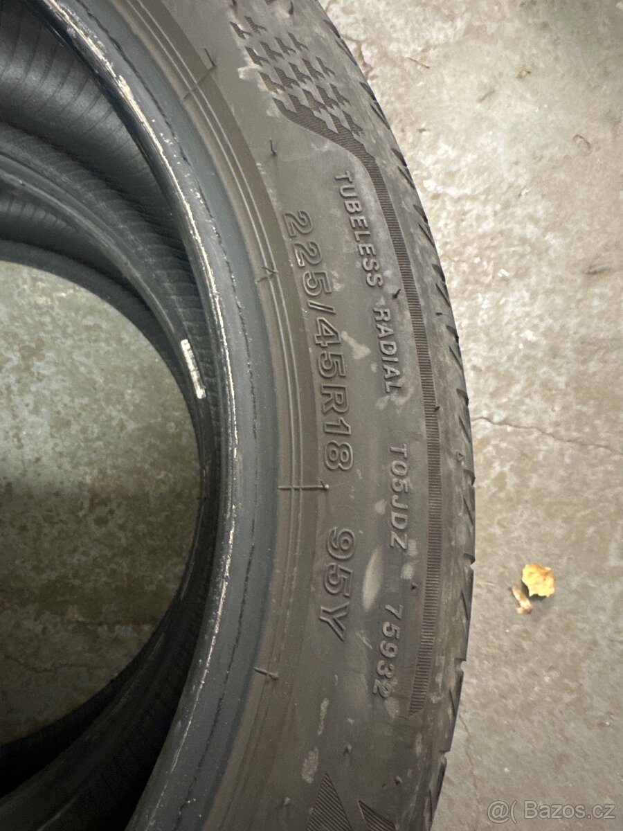 225/45R18 - 3