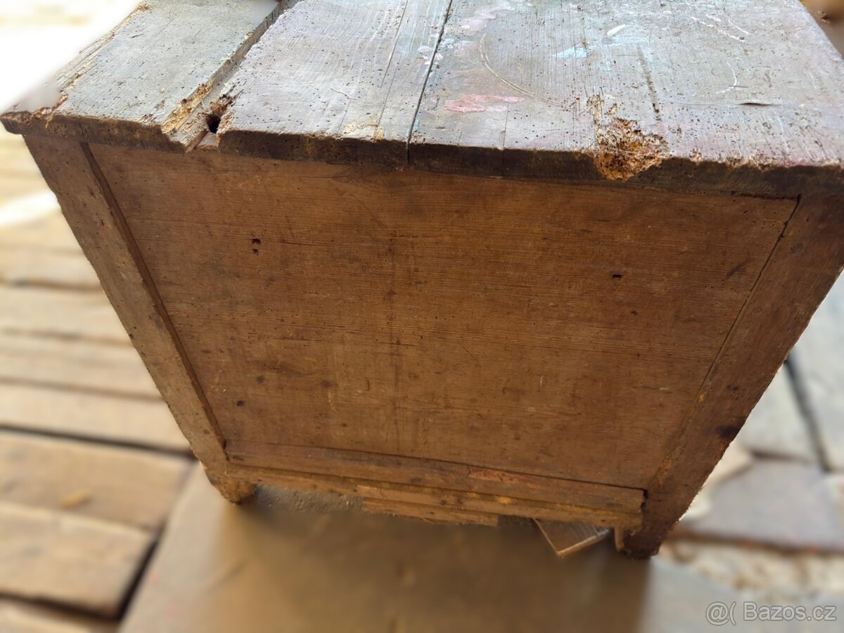 Stará dřevěná truhla - 3