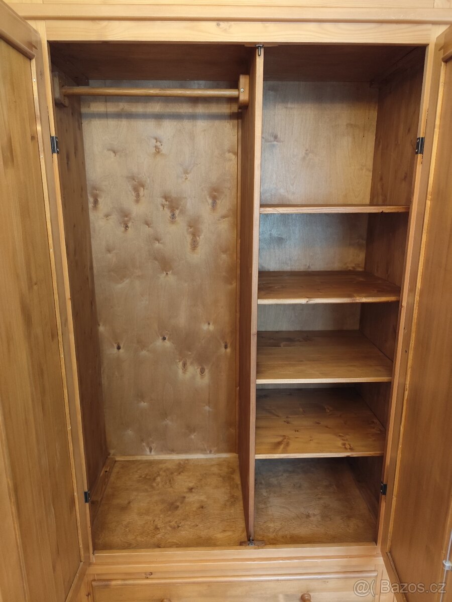 Starožitná šatní skříň - 3