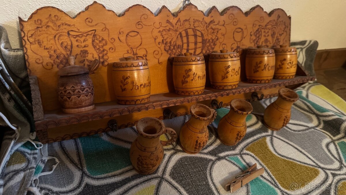 Ručně vyráběná polička s kořenkami - 3