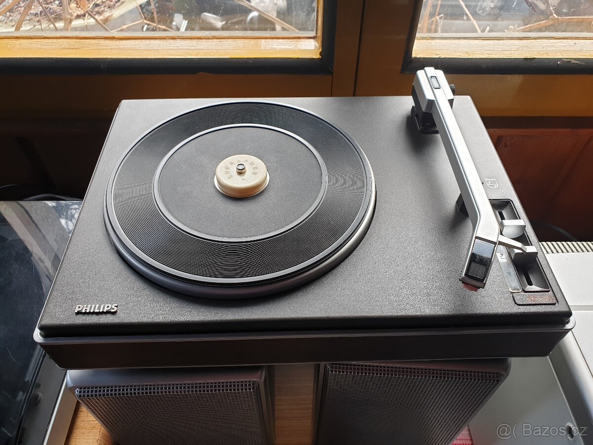 Gramofon Philips, Tesla, Universum - 3
