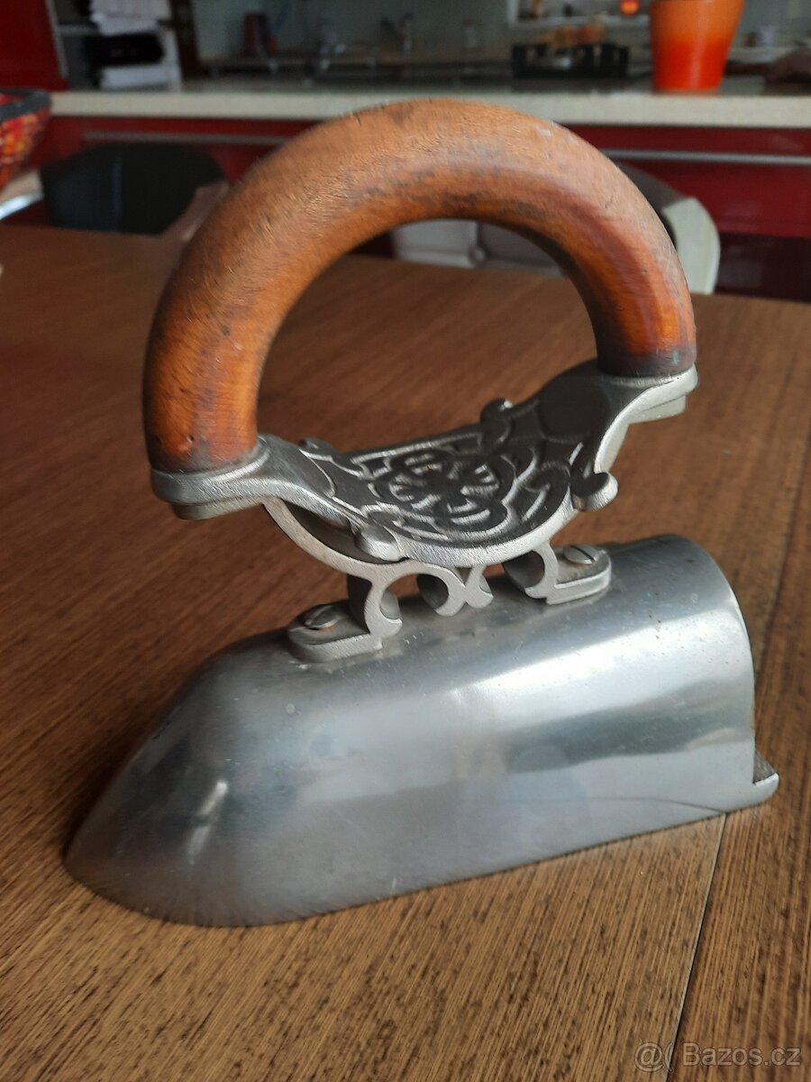 stará žehlička s ozdobou, krásná - 3